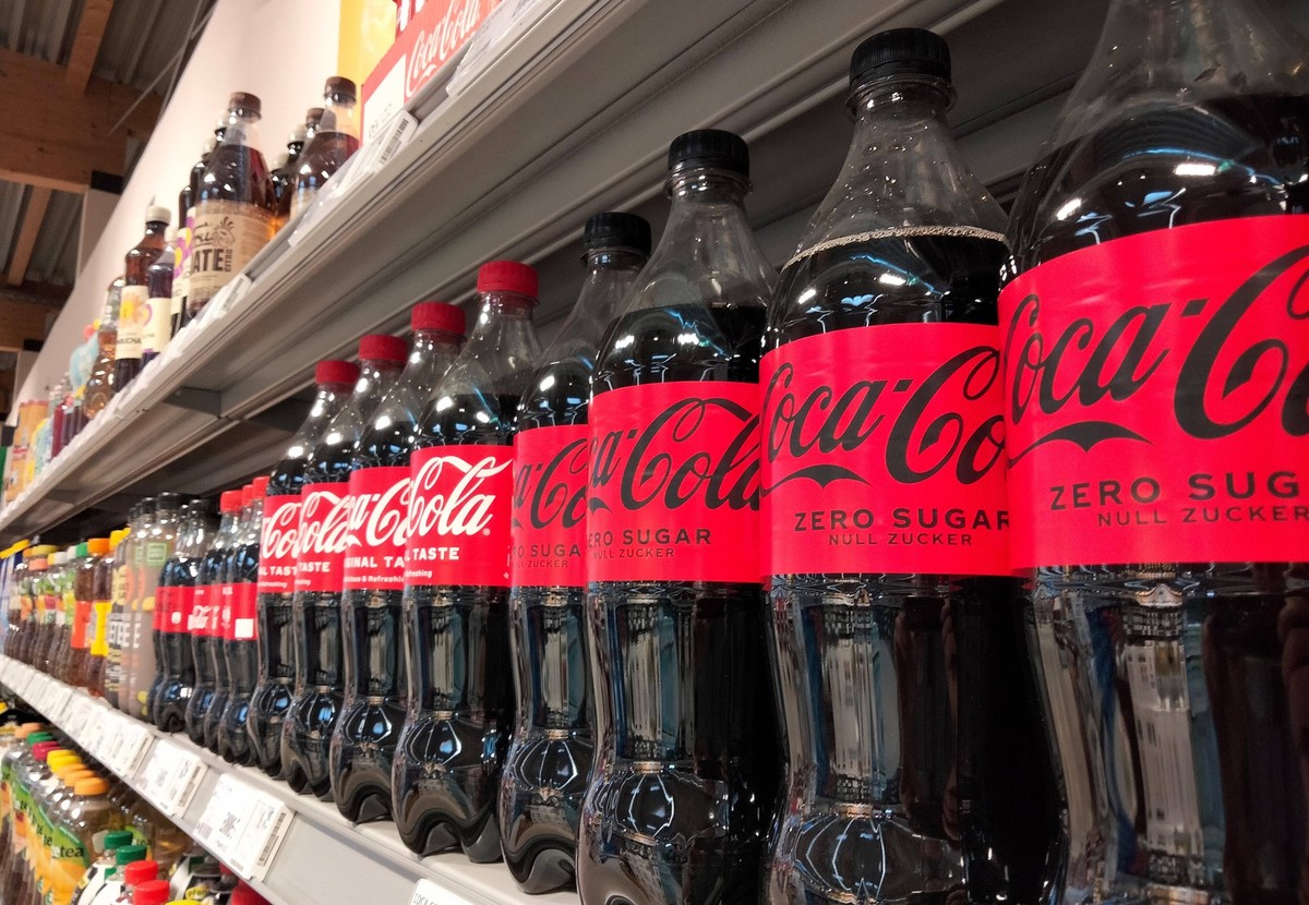 REWE Supermarkt. Einkaufswagen , Einkaufen , Shopping , Lebensmittel , Getr�nke , Coca Cola Zero Sugar during the Light Lockdown of the Covid 19 Coronavirus Pandemie in N�rnberg , Bayern , Deutschland ...