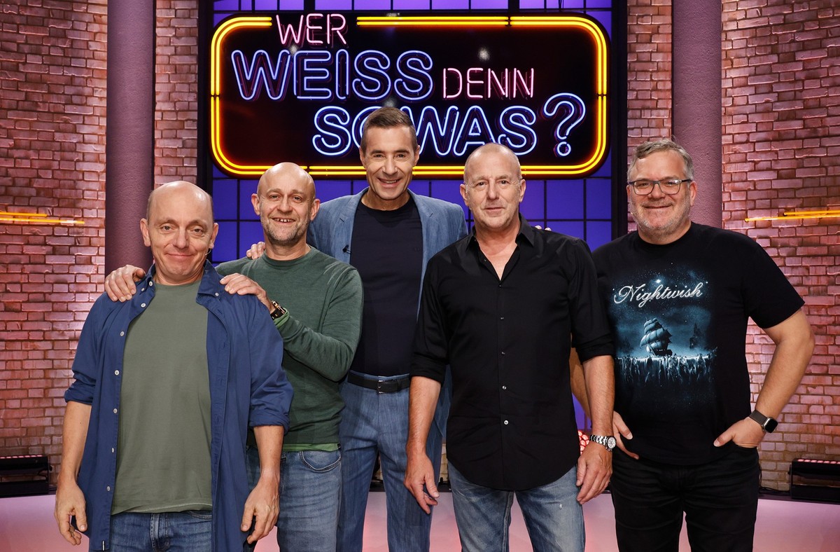 ARD WER WEISS DENN SOWAS? FOLGE 1203, &quot;Jürgen Vogel und Heino Ferch&quot;, am Montag (25.11.24) um 18:00 Uhr im ERSTEN.
Moderator Kai Pflaume (M.) und seine Rateteam-Kapitäne Bernhard Hoëcker (l. ...
