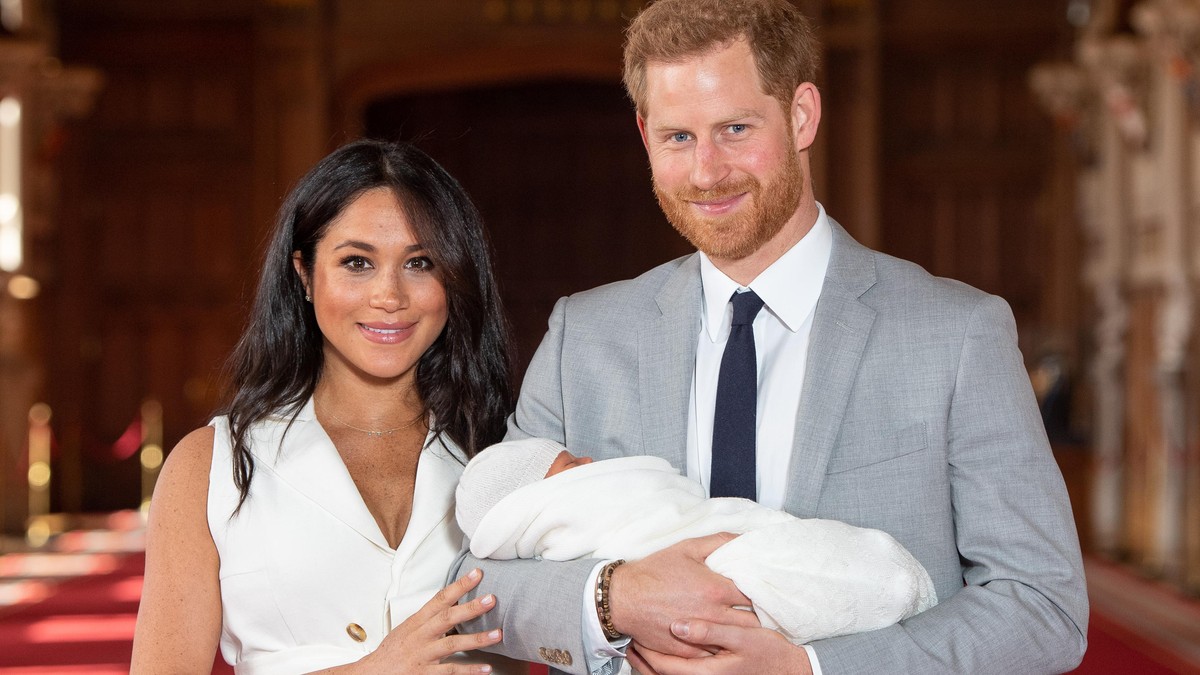 WINDSOR, ENGLAND - MAY 08: Prince Harry, Duke of Sussex and Meghan, Duchess of Sussex, pose with their newborn son Archie Harrison Mountbatten-Windsor during a photocall in St George&#039;s Hall at Wi ...