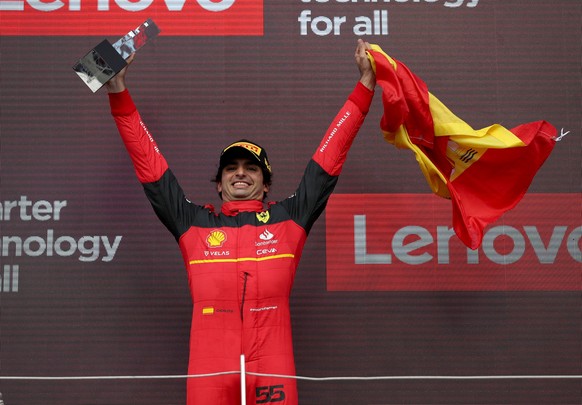 Carlos Sainz freut sich über seinen ersten Sieg im 150. Rennen.