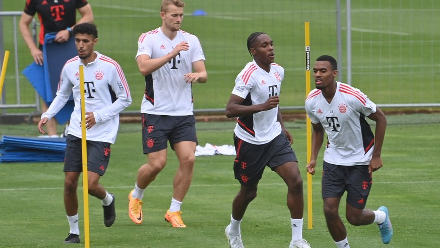 Ryan GRAVENBERCH (Bayern Muenchen),Mathys TEL,Matthijs DE LIGT (Bayern Muenchen), Noussair Mazraoui (Bayern Muenchen) Training FC Bayern Muenchen auf dem Trainingsgelaende an der Saebener Strasse am 2 ...