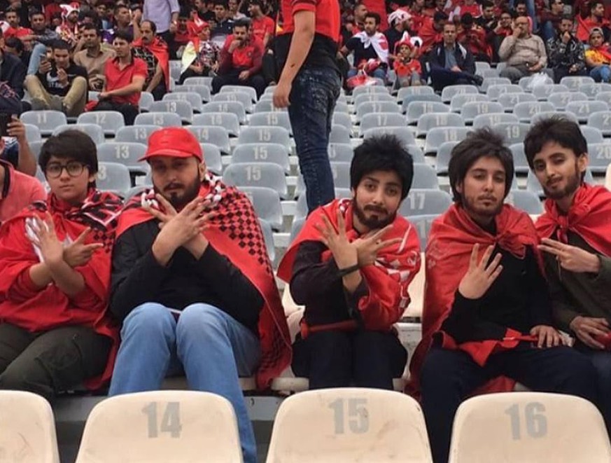 Iranische Frauen verkleiden sich als Männer, um ein Fußballspiel zu besuchen