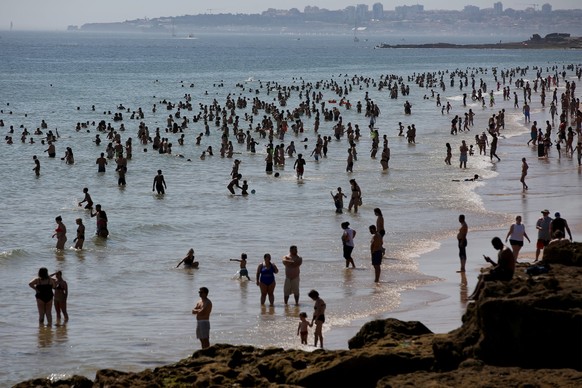 Voller Strand in Portugal. Die Menschen zieht es bei der Hitzewelle an die Strände.