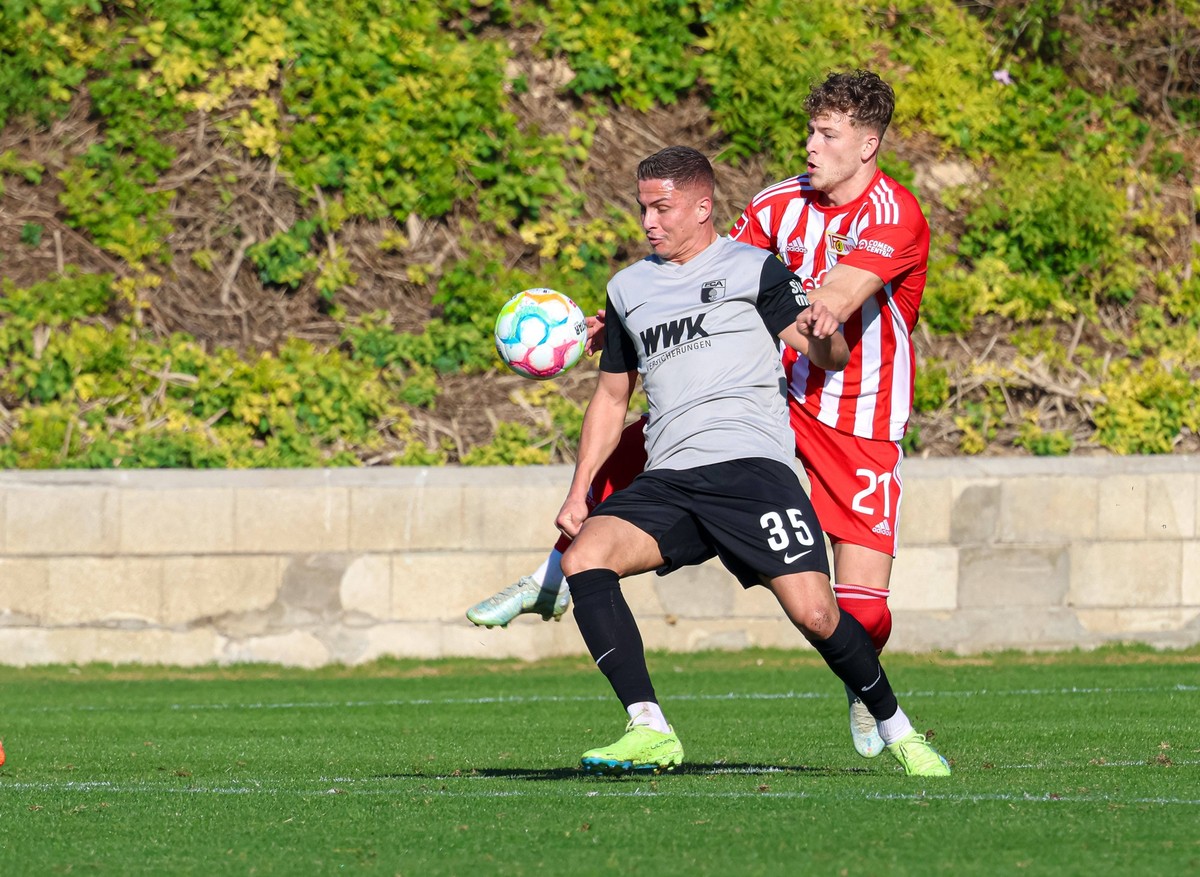Franjo Ivanovic FC Augsburg 35 im Zweikampf gegen Tim Skarke FCU TEST FC Augsburg - Union Berlin FC Augsburg, Trainingslager Algorfa, Spanien 2023, La Finca Golf Resort, Trainingsgelände *** Franjo Iv ...