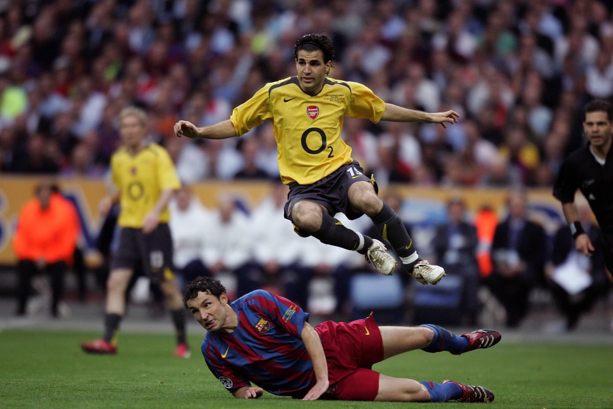 Nochmal davongekommen: Cesc Fabregas (Arsenal) springt über Mark van Bommel (Barcelona) hinweg.