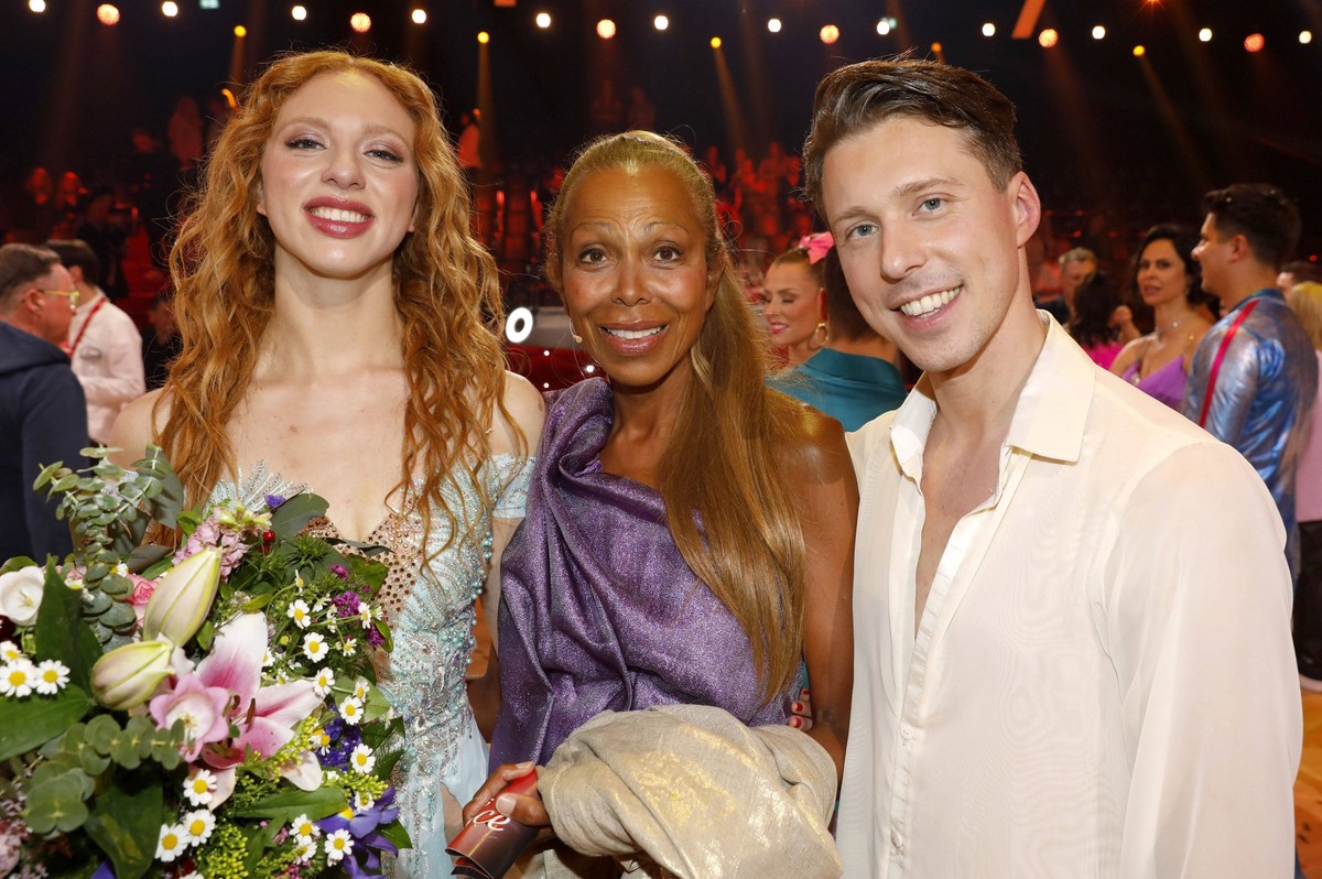 Anna Ermakova, Angela Ermakova und Valentin Lusin beim Finale der 16. Staffel der RTL-Tanzshow Let s Dance im MMC Coloneum. Köln, 19.052023 *** Anna Ermakova, Angela Ermakova and Valentin Lusin at the ...
