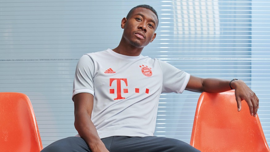 Macht auch neben dem Platz eine gute Figur: David Alaba posiert mit dem neuen Bayern-Auswärtstrikot.