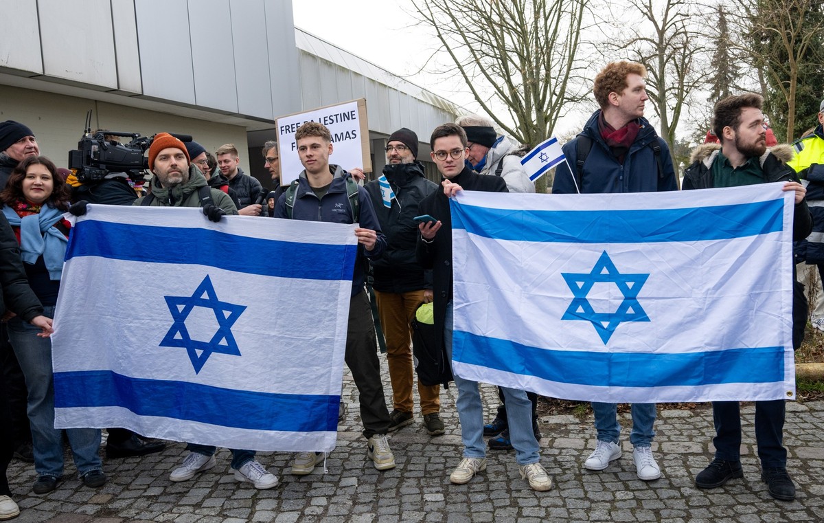 08.02.2024, Berlin: Teilnehmer einer Gegenkundgebung halten israelische Fahnen am Rande der propal�stinensischen Kundgebung unter dem Motto &quot;Solidarit�t mit Pal�stina&quot; vor der Mensa II an de ...