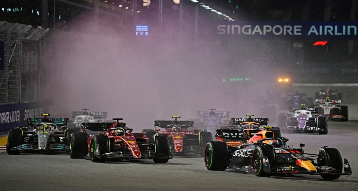 02.10.2022, Singapur: Motorsport: Formel-1-Weltmeisterschaft, Grand Prix von Singapur, Rennen: Sergio Perez (vorne) aus Mexiko vom Team Red Bull f�hrt das Fahrerfeld an. Foto: Then Chih Wey/XinHua/dpa ...