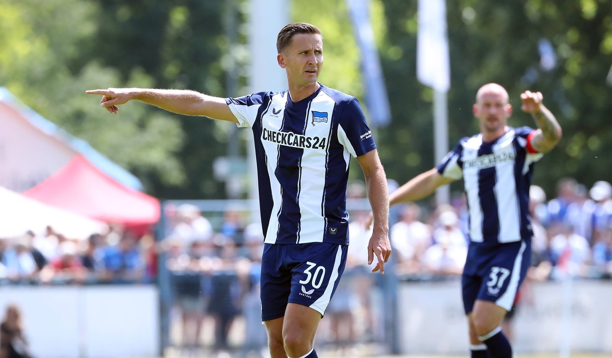 Paul Seguin zeigend, gestikulierend, Toni Leistner / Einzelbild / Freisteller / Aktion / / Fu�ball Fussball / Testspiel / 2. Bundesliga DFL / Saison 2025/2026 / 28.06.2025 / Ludwigsfelder FC vs Hertha ...