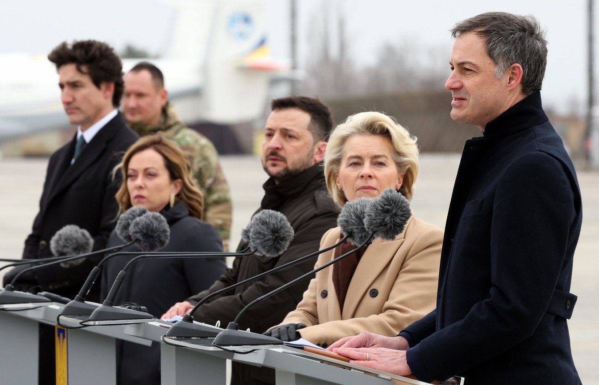 24.02.2024, Ukraine, Kiew: Justin Trudeau (l-r), Premierminister von Kanada, Giorgia Meloni, Ministerpräsidentin von Italien, Wolodymyr Selenskyj, Präsident der Ukraine, Ursula von der Leyen, Präsiden ...