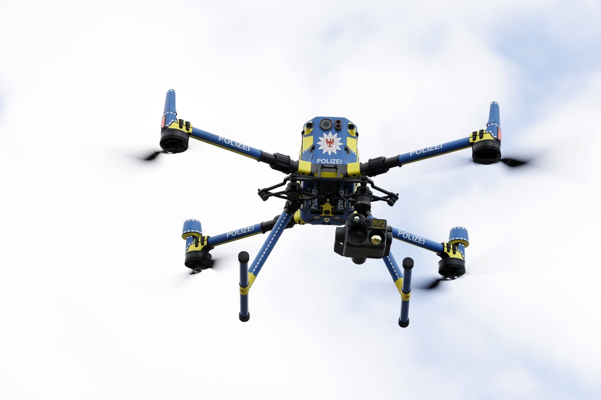 Fliegende Polizeidrohne der Polizei Brandenburg . Symbolfoto, Themenfoto Potsdam, 08.05.2023 *** Flying police drone symbol photo, theme photo Potsdam, 08 05 2023 Foto:xS.xGabschx/xFuturexImage