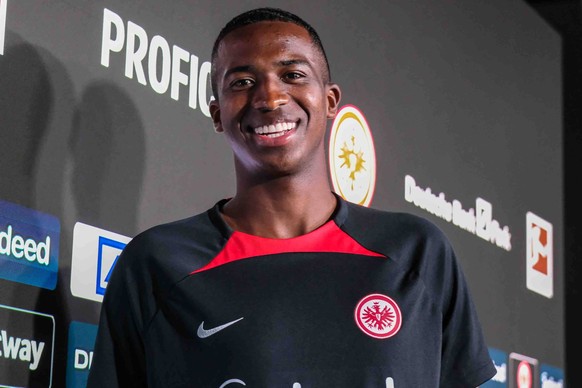 Pressekonferenz von Eintracht Frankfurt mit Neuzugang Willian Pacho, GER, Eintracht Frankfurt, 1. Bundesliga, Fussball, 03.08.2023 Pressekonferenz, Saison 2023/2024, Pressekonferenz von Eintracht Fran ...