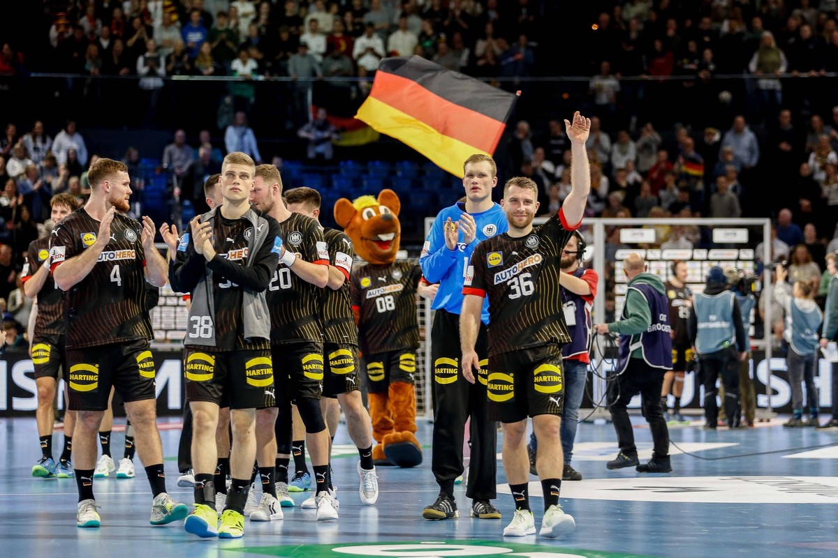 Schlussjubel der Mannschaft GER Deutschland , Kiel , Wunderino Arena , Handball , Nationalmannschaft der M�nner , Deutschland - Portugal *** Team GER Germany , Kiel , Wunderino Arena , Handball , Mens ...