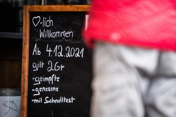Ein Aufsteller weist Gäste am Eingang eines Restaurants auf die neue 2G Plus Regel hin. Seit diesem Samstag gelten in Baden-Württemberg verschärfte Corona-Regeln - Dazu zählt zum Beispiel die 2G Plus  ...