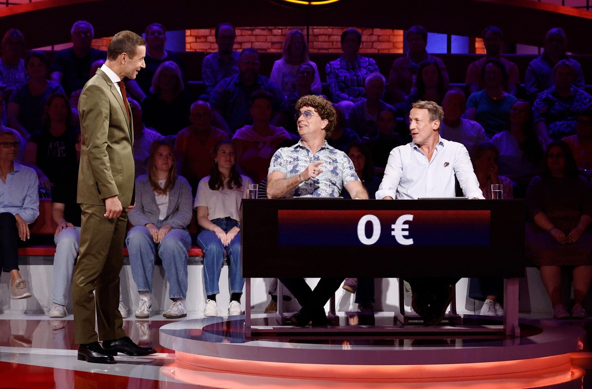 ARD WER WEISS DENN SOWAS? FOLGE 1298, &quot;Paul Panzer und Atze Schröder &quot;, am Montag (13.10.25) um 18:00 Uhr im ERSTEN.
Moderator Kai Pflaume (l.) mit Rateteam-Kapitän Wotan Wilke Möhring (r.)  ...