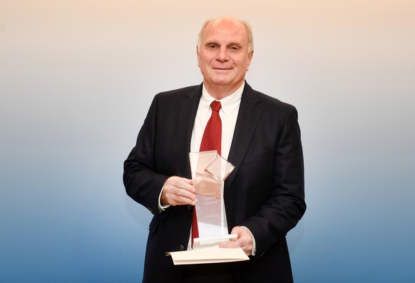 Uli Hoeneß, Ehrenpräsident und früherer Präsident des FC Bayern München, erhält bei der Verleihung des BLSV-Ehrenamtspreises (des Bayerischen Landes-Sportverbands) des Sonderpreis für soziales Engagem ...