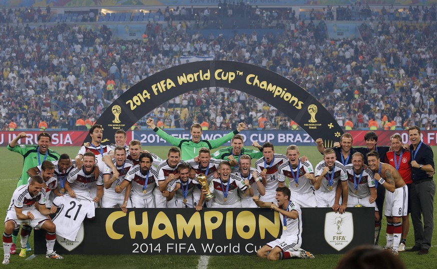 SCHWEINSTEIGER Bastian mit LAHM Philipp Kapitaen Team Deutschland bei der Siegerehrung mit Welt Pokal World Cup 2014 Brasil FIFA Fussball Weltmeisterschaften 2014 in Brasilien Finale Spiel Deutschland ...