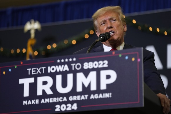 19.12.2023, USA, Waterloo: Donald Trump, ehemaliger Präsident der USA, spricht während einer Wahlkampfveranstaltung. Foto: Charlie Neibergall/AP +++ dpa-Bildfunk +++