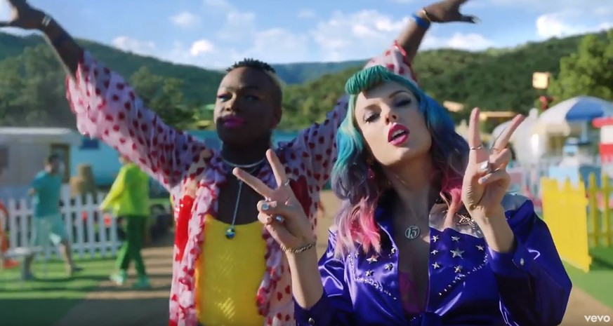 Taylor Swift in ihrem Musikvideo mit Todrick Hall in Drag