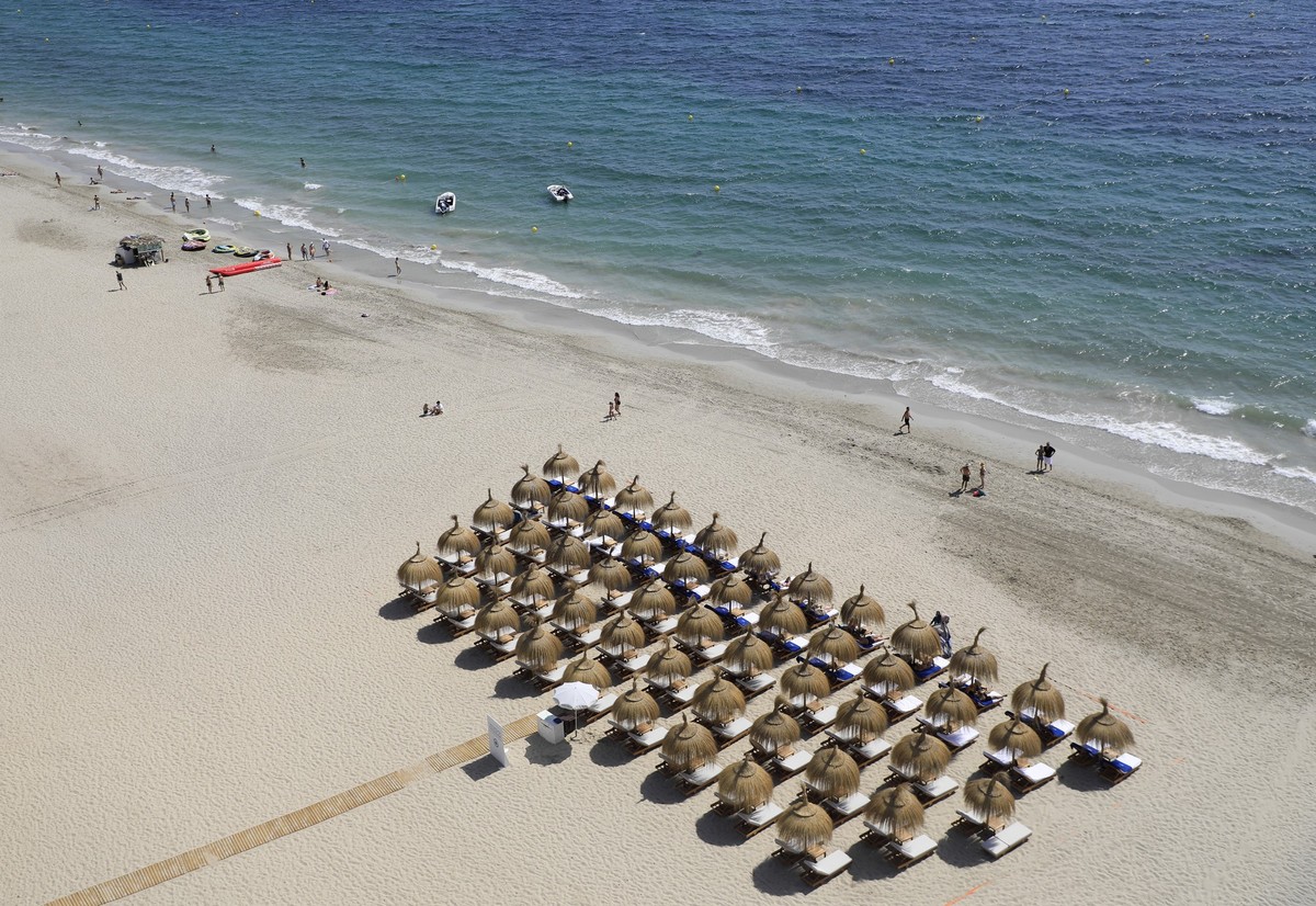 ARCHIV - Klassischer Badeurlaub und All-inclusive-Angebote sind weiterhin beliebt, können aber zunehmend individueller gestaltet werden. (zu dpa: «Die Pauschalreise wird immer individueller») Foto: Cl ...