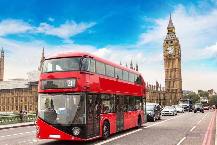 Straße in London mit Doppeldecker-Bus
