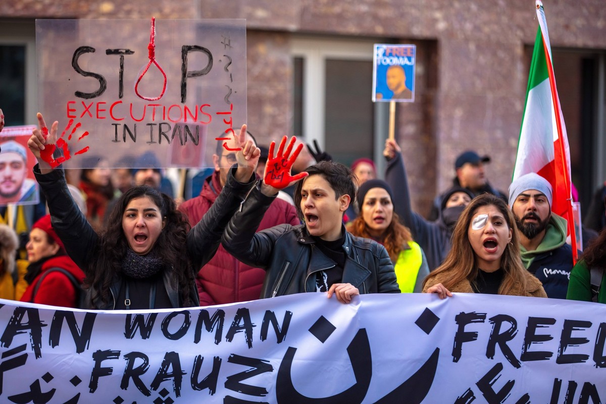 Stop Executions in Iran 01/27/2024 Berlin, Germany. Iranian members of the diaspora, activists, gathered in front of the German Federal Foreign Office in Berlin during the United Against Executions in ...