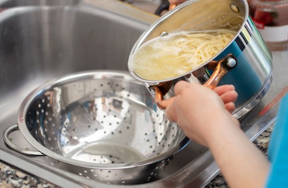 Pasta-Wasser ist mindestens genauso vielseitig einsetzbar, wie die Nudeln selbst. Nach nur wenigen Minuten sind die Nudeln gekocht, fertig zum Essen. Doch dem Wasser kann noch ein zweites Leben eingeh ...