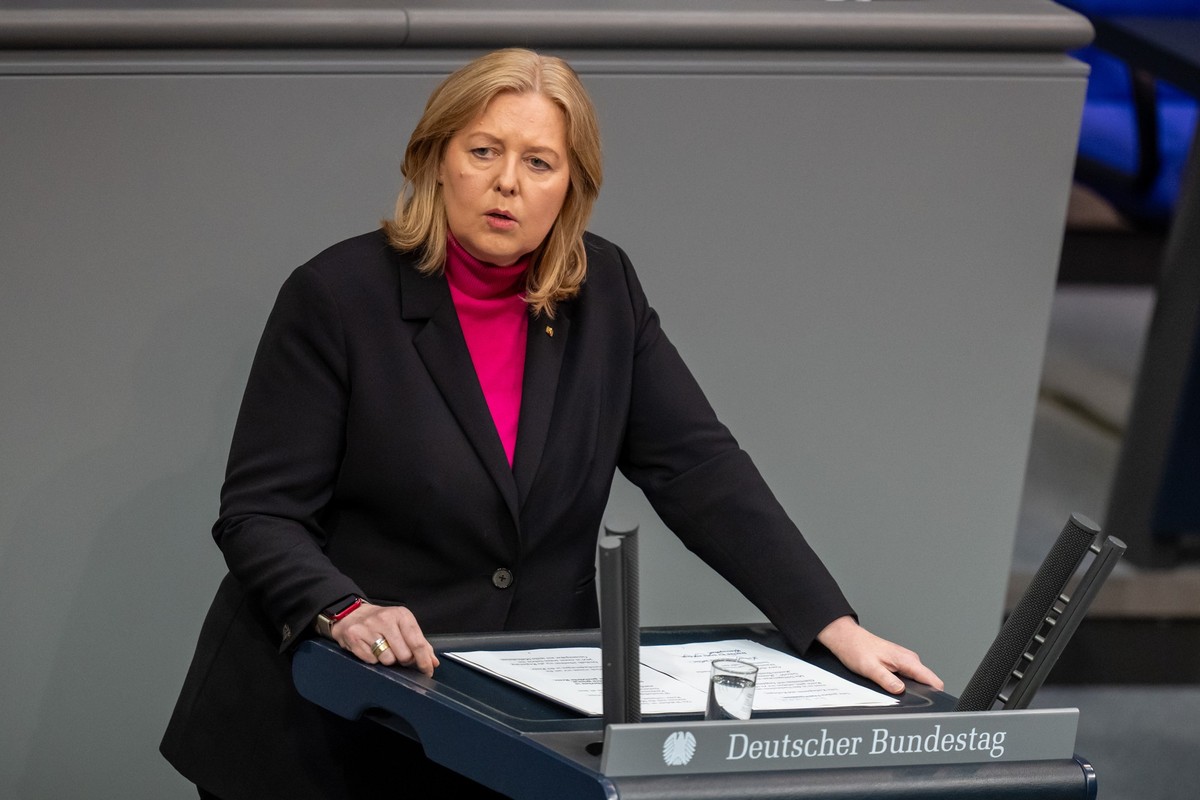 16.10.2025, Berlin: Bärbel Bas (SPD), Bundesministerin für Arbeit und Soziales, spricht in der Debatte im Bundestag. Das Parlament befasst sich neben der Debatte nach der Regierungserklärung von Kanzl ...