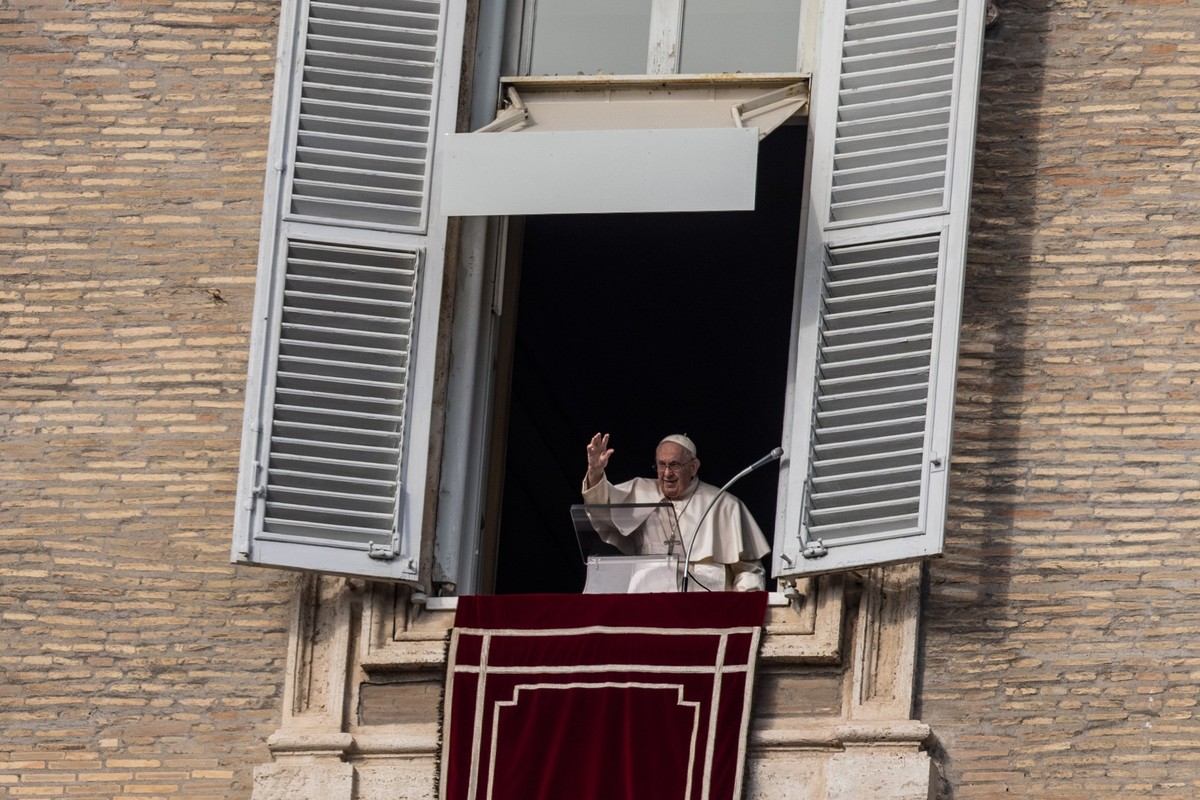 01.01.2023, Vatikan, Vatikanstadt: Papst Franziskus spricht das Angelus-Mittagsgebet aus dem Fenster seines Studios mit Blick auf den Petersplatz, am Tag nach dem Tod des emeritierten Papst Benedikt X ...