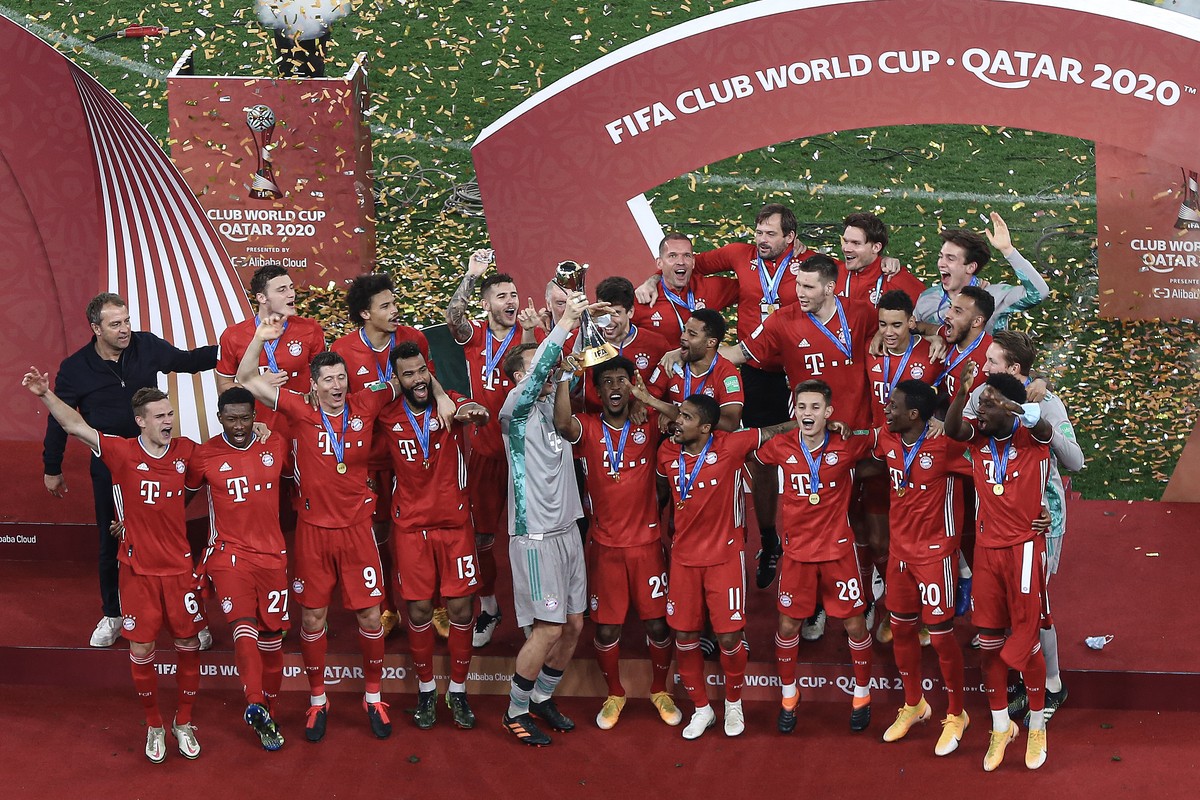 11.02.2021, Katar, Ar-Rayyan: Fu�ball: Club-WM, FC Bayern M�nchen - Tigres UANL, Education City Stadium, Finale: Die Spieler des FC Bayern M�nchen feiern mit der Troph�e. Foto: Mahmoud Hefnawy/dpa +++ ...