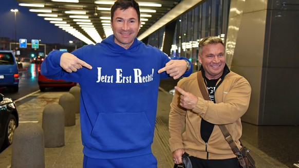 Lucas Cordalis, Peter Klein beim Abflug der ICH BIN EIN STAR - HOLT MICH HIER RAUS Dschungelcamp-Kandidaten nach Australien am Frankfurt International Airport in Frankfurt am Main am 02.01.2023 *** Lu ...