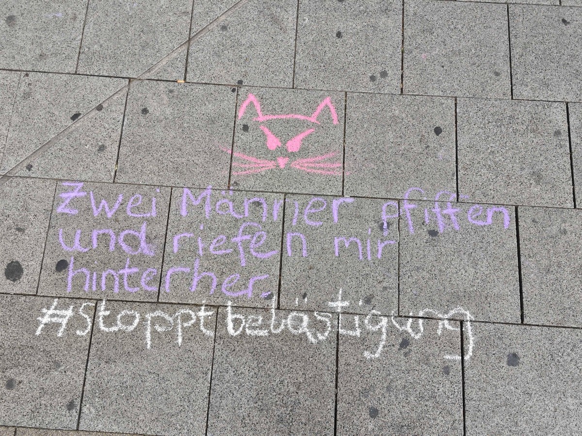 14.06.2024, Hessen, Offenbach: &quot;Zwei Männer pfiffen und riefen mir hinterher - #stoppbelästigung&quot; steht mit Kreide geschrieben in der Offenbacher Fußgängerzone. Aktivistinnen in mehreren Stä ...