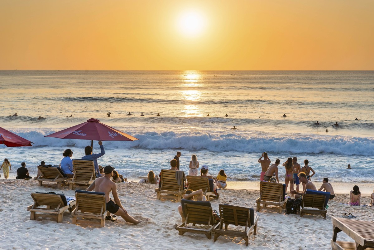 Surfer und Badegäste, Strand, Urlaub, Sonnenuntergang, Reise, Strandurlaub, Tourismus, Abendsonne, Abendstimmung, entspannt, relaxen, Sonnenschirm, Sonnenschein, schön, Wetter, Abendhimmel, Meer, Pazi ...
