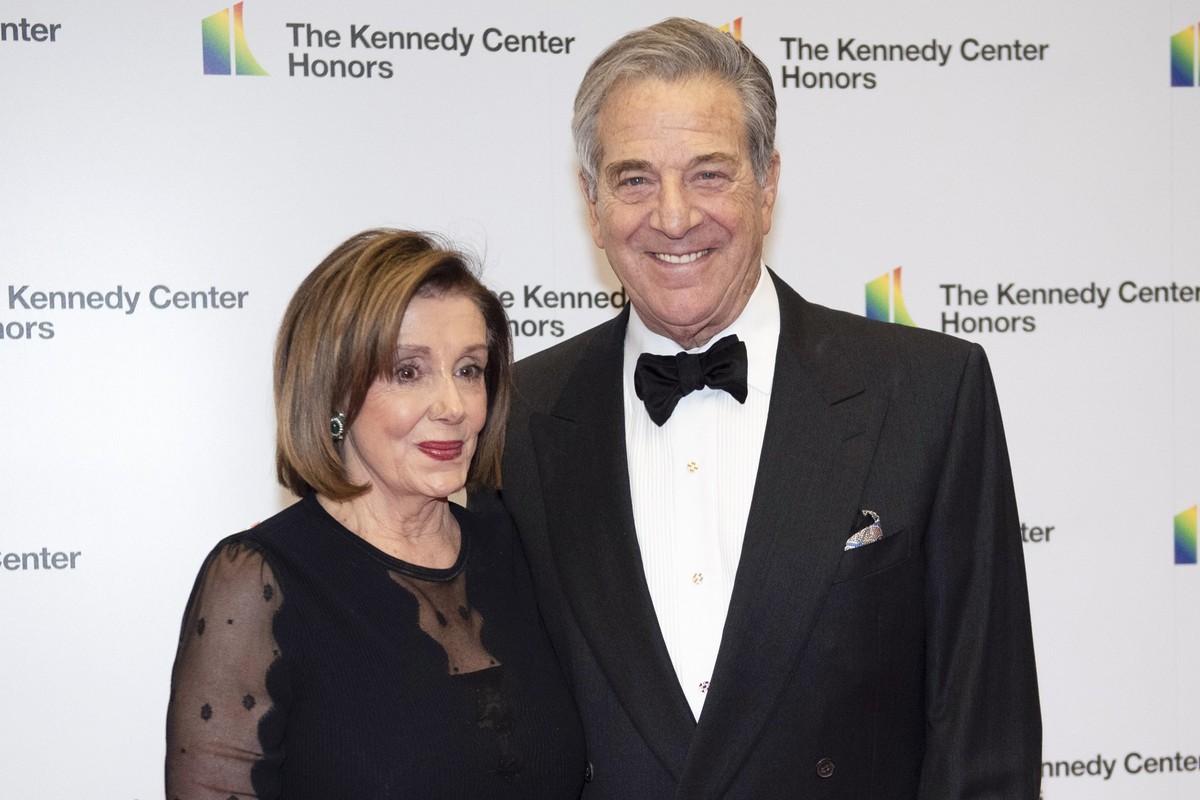 ARCHIV - 08.12.2019, USA, Washington: Die Sprecherin des Repr�sentantenhauses, Nancy Pelosi (Kalifornien), und ihr Ehemann Paul Pelosi treffen am 7. Dezember 2019 im Au�enministerium in Washington zum ...