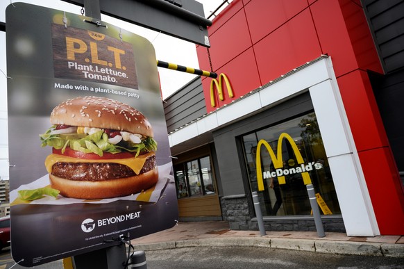 Ein Testrestaurants in Ontario, Kanada, wirbt für einen fleischlosen Burger von McDonald's mit einer Beyond Meat-Pflanzenfrikadelle.