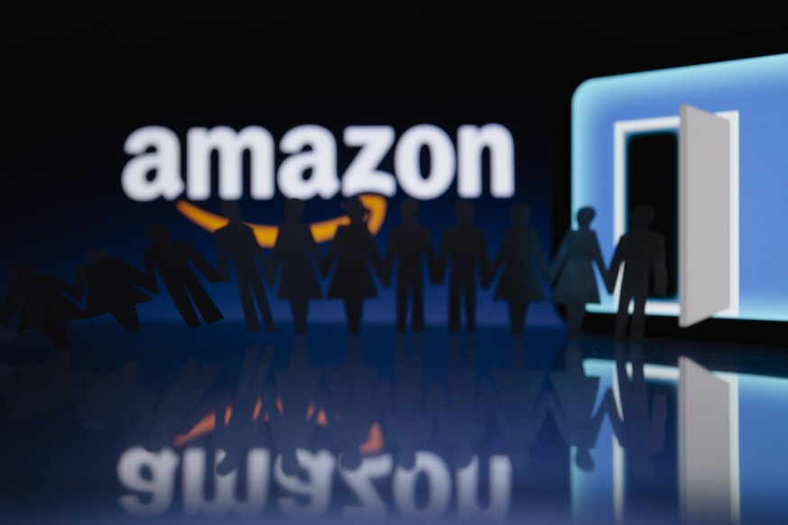 November 14, 2022, Asuncion, Paraguay: Amazon logo displayed behind cut out paper figures chain. Amazon reportedly could lay off as many as 10,000 employees starting this week. Asuncion Paraguay - ZUM ...