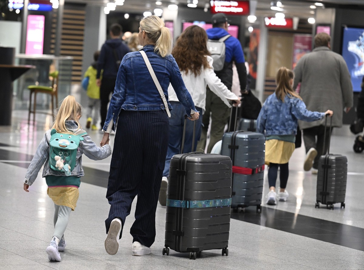 ARCHIV - 23.03.2024, Nordrhein-Westfalen, Düsseldorf: Passagiere schieben ihre Koffer am Flughafen der Landeshauptstadt zur Gepäckaufgabe. (zu dpa: «Ferienflieger Discover in München bestreikt») Foto: ...