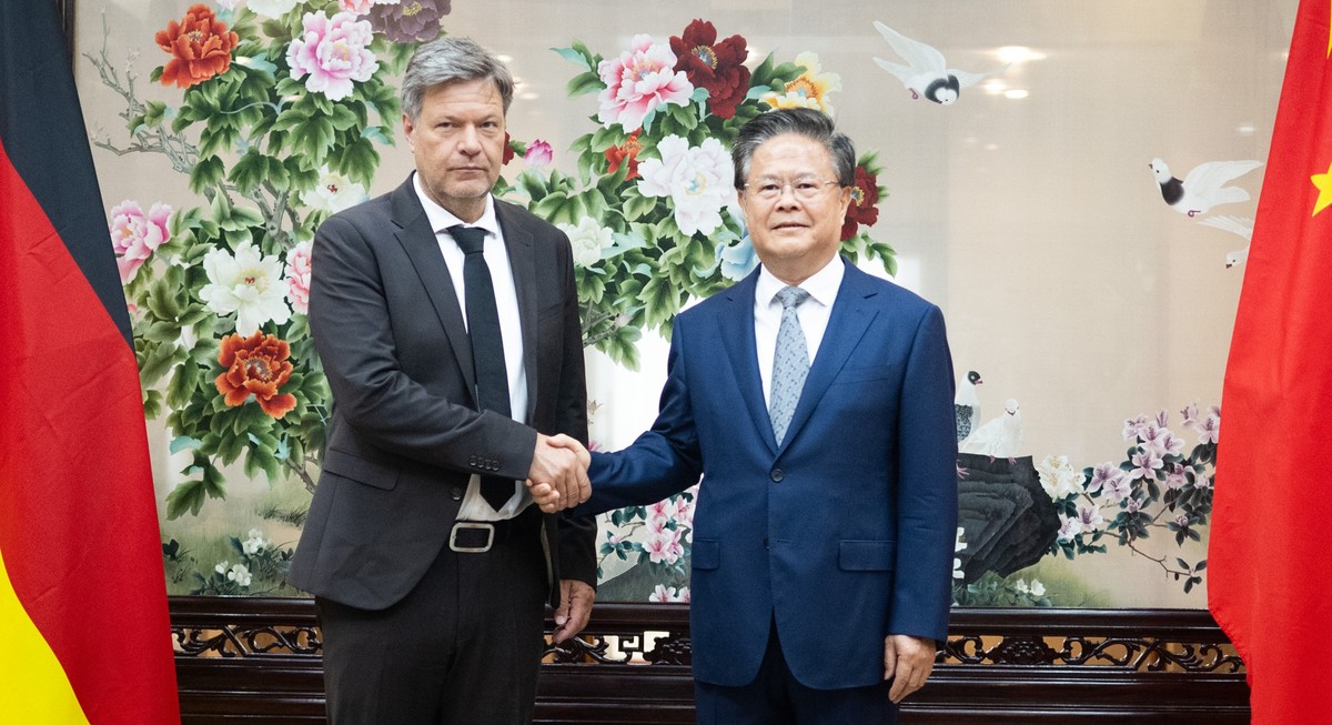 22.06.2024, China, Peking: Robert Habeck (B