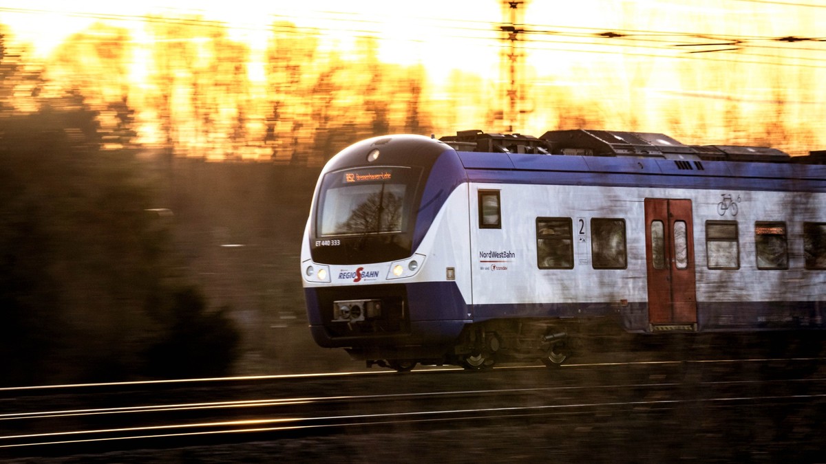 29.01.2024, Bremen: Ein Zug der NordWestBahn im Sonnenaufgang. Der Streik der Lokf�hrergewerkschaft GDL bei der Deutschen Bahn wurde vorzeitig beendet. Foto: Sina Schuldt/dpa +++ dpa-Bildfunk +++