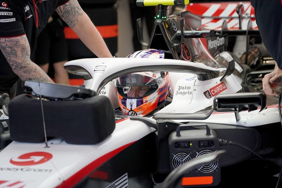 03.06.2023, Spanien, Barcelona: Motorsport: Formel-1-Weltmeisterschaft, Grand Prix von Spanien, 3. Freies Training Nico Hülkenberg aus Deutschland vom Team Haas sitzt in seinem Auto und wartet auf den ...