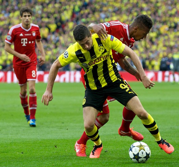 Jérôme Boateng (r.) und Robert Lewandowski (damals noch beim BVB) kämpfen im Champions-League-Finale 2013 um den Ball. Javi Martínez schaut zu.