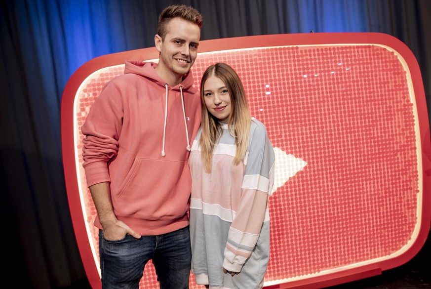 05.12.2018, Berlin: Das YouTuber-Paar Julian «Julienco» Claßen und Bianca «Bibi» Claßen stehen beim YouTube-Jahresrückblick 2018 im YouTube Space Berlin vor einem YouTube-Logo. Foto: Christoph Soeder/ ...