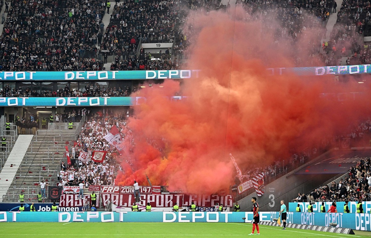 18.05.2024, xfux, Fussball 1.Bundesliga, Eintracht Frankfurt - RB Leipzig, emspor, v.l. Fans RB Leipzig Pyrotechnik, Pyro, Rauch, Feuer, Randale, Bengalos, Rauchbomben, pirotecnica, fumo, fuoco DFL/DF ...