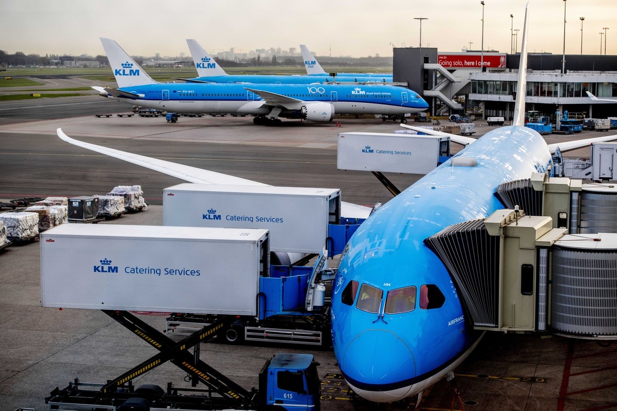 ARCHIV - 16.03.2020, Niederlande, Badhoevedorp: Ein Flugzeug der Royal Aviation Company (KLM) steht am Flughafen Schiphol. (zu dpa: «Flug macht wegen stinkender Schweine an Bord Zwischenstopp») Foto:  ...