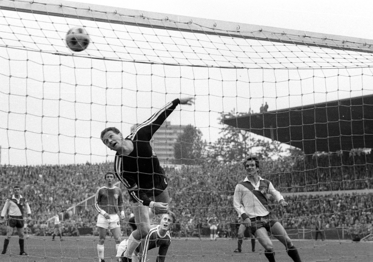 DFB-Pokal Endspiel VFL Bochum - 1. FC Koeln 1:4 in Ludwigshafen am 09.06.1968 / Tor (Eigentor) 0:1 durch Werner Jablonski (nicht auf dem Bild),Torwart Horst Christopeit (VFL) ist geschlagen. *** DFB C ...