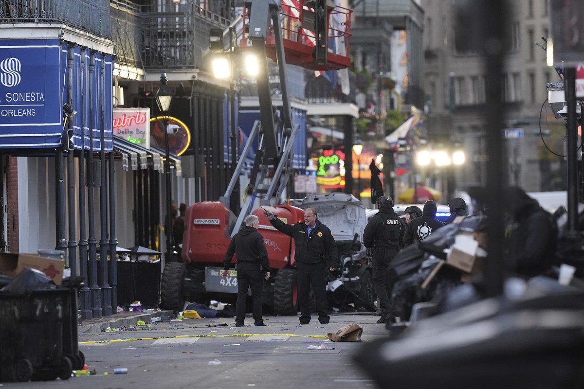 dpatopbilder - 01.01.2025, USA, New Orleans: Rettungskräfte betreten den Tatort auf der Bourbon Street, nachdem ein Fahrzeug in eine Menschenmenge auf der Canal und Bourbon Street in New Orleans gefah ...