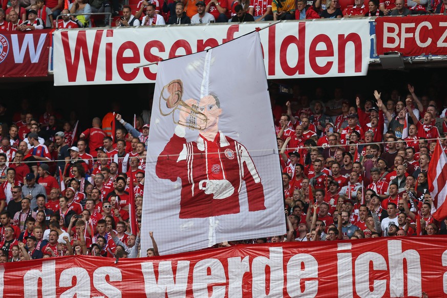 Fans (FC Bayern Muenchen) mit Fahne des verstorbenen Trompeters, Choreo, FC Bayern Muenchen vs. Bayer 04 Leverkusen, Fussball, 1.Bundesliga, 15.09.2018, DFB regulations prohibit any use of photographs ...