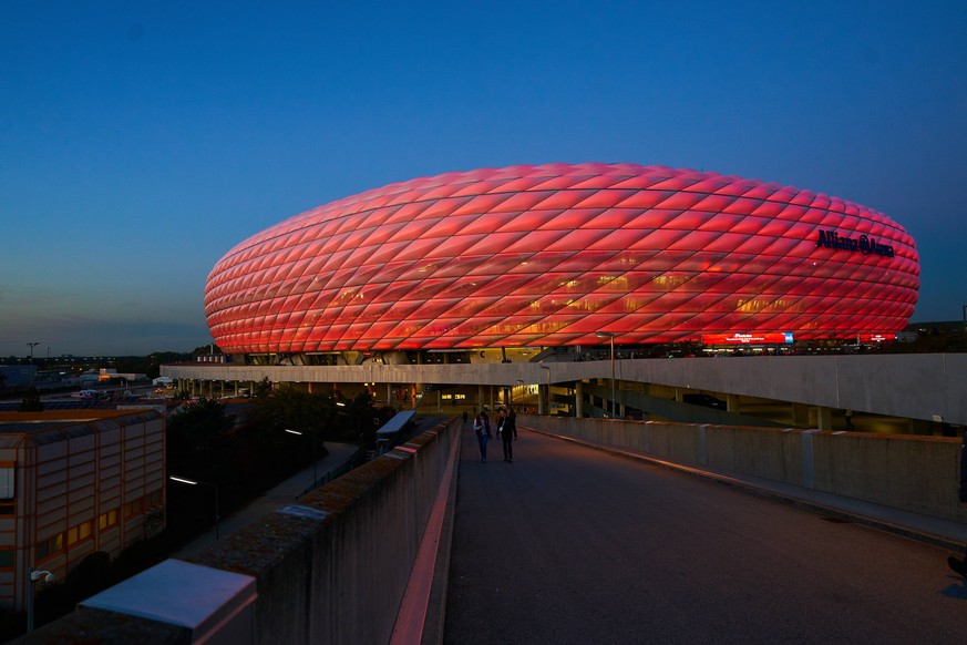 Allianz Arena Stadion, Stadion, Fussballstadion, Aussenansicht, Architektur, aussen, Arena, blauer Himmel Sonnenuntergang FCB Maskottchen Bernie Silhouette, Schatten, Relief, Profil, Schattenspiel, Li ...