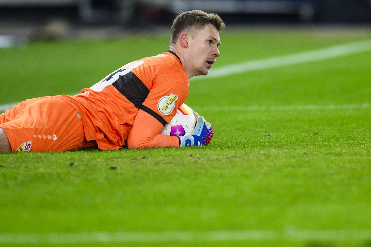 ARCHIV - 06.12.2023, Baden-Württemberg, Stuttgart: Fußball: DFB-Pokal, VfB Stuttgart - Borussia Dortmund, Achtelfinale, MHPArena. Stuttgarts Torwart Alexander Nübel in Aktion. Der Einsatz von Alexande ...